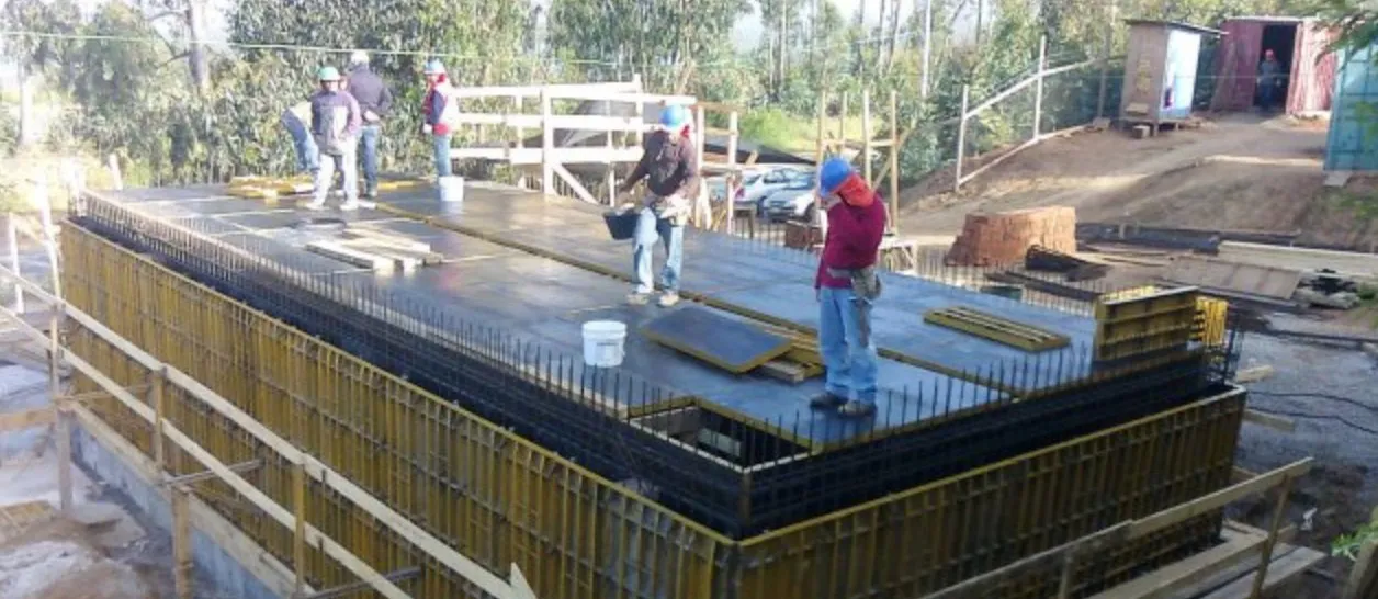 Obra de hormigón armado con trabajadores